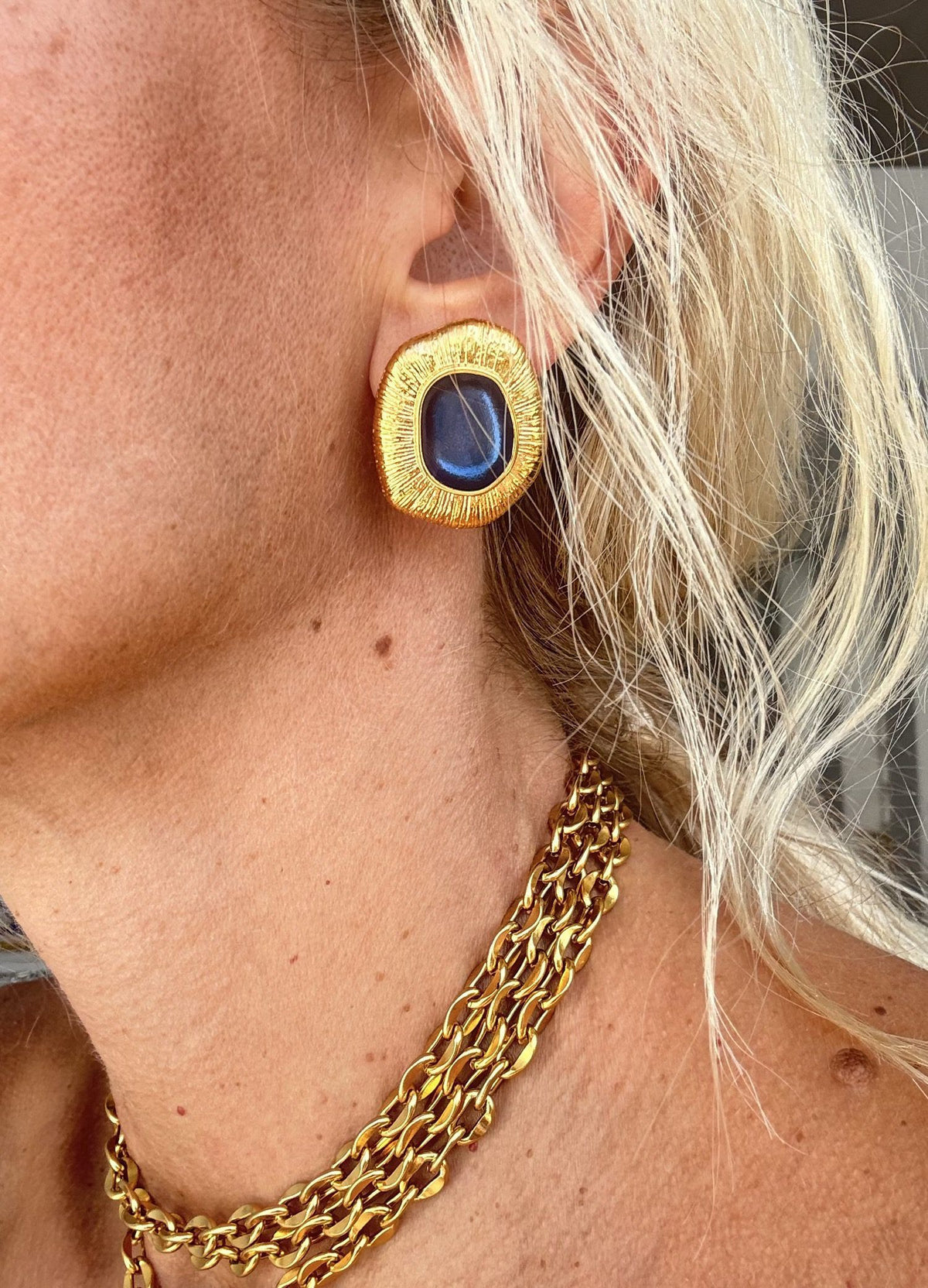 Vintage style gold earring with blue enamel