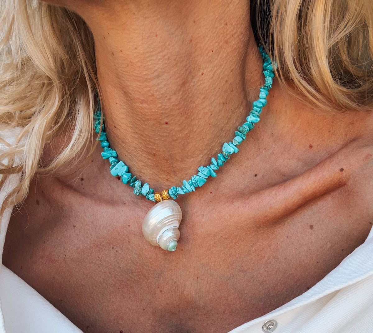 Turquoise chips choker with white large shell charm