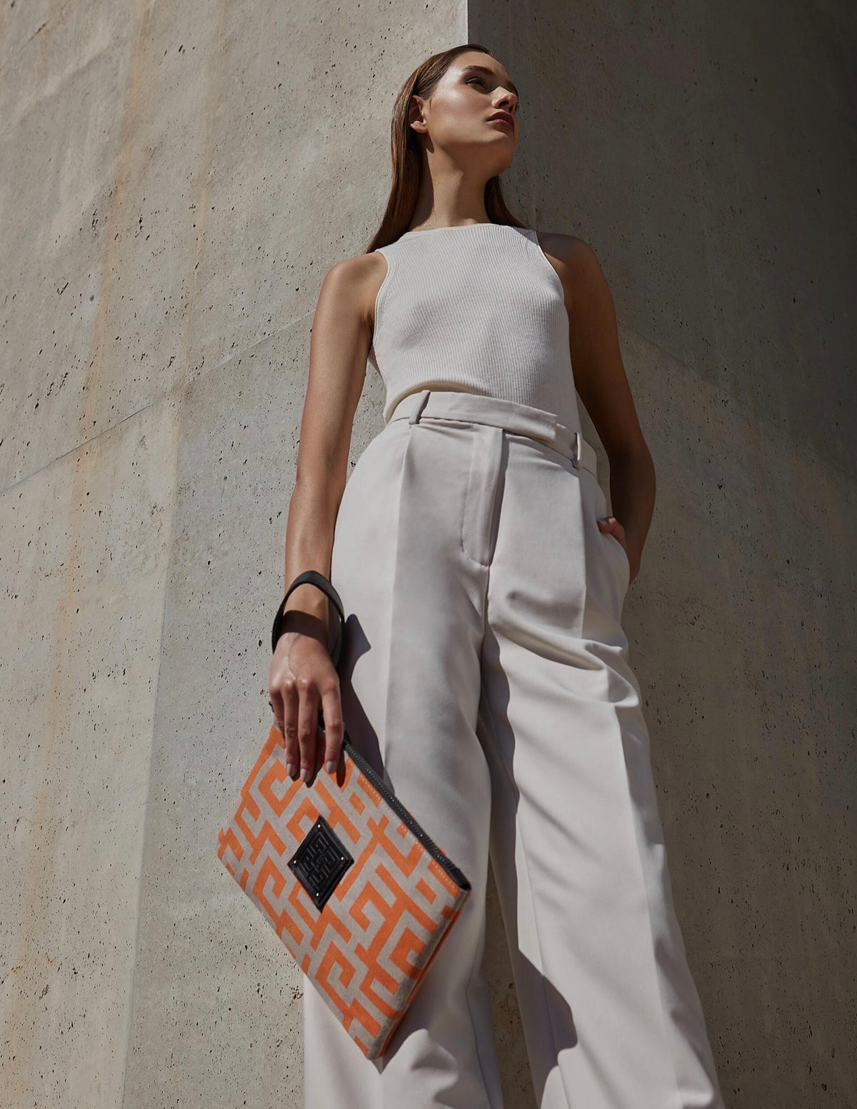 Ames KLEOS BAG ORANGE BEIGE lifestyle.jpg