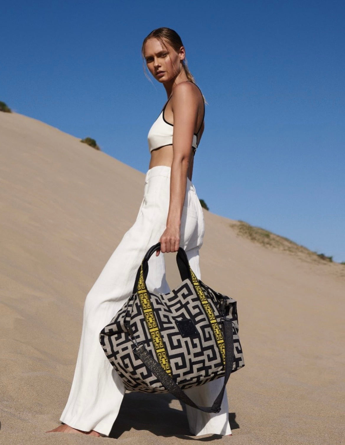 Ames THEROS BAG BEIGE BLACK lifestyle.png