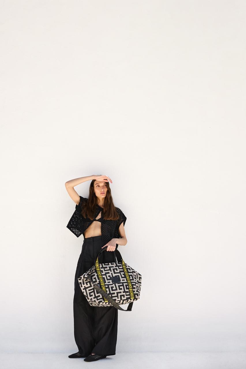 Ames THEROS BAG BEIGE BLACK lifestyle 3.png