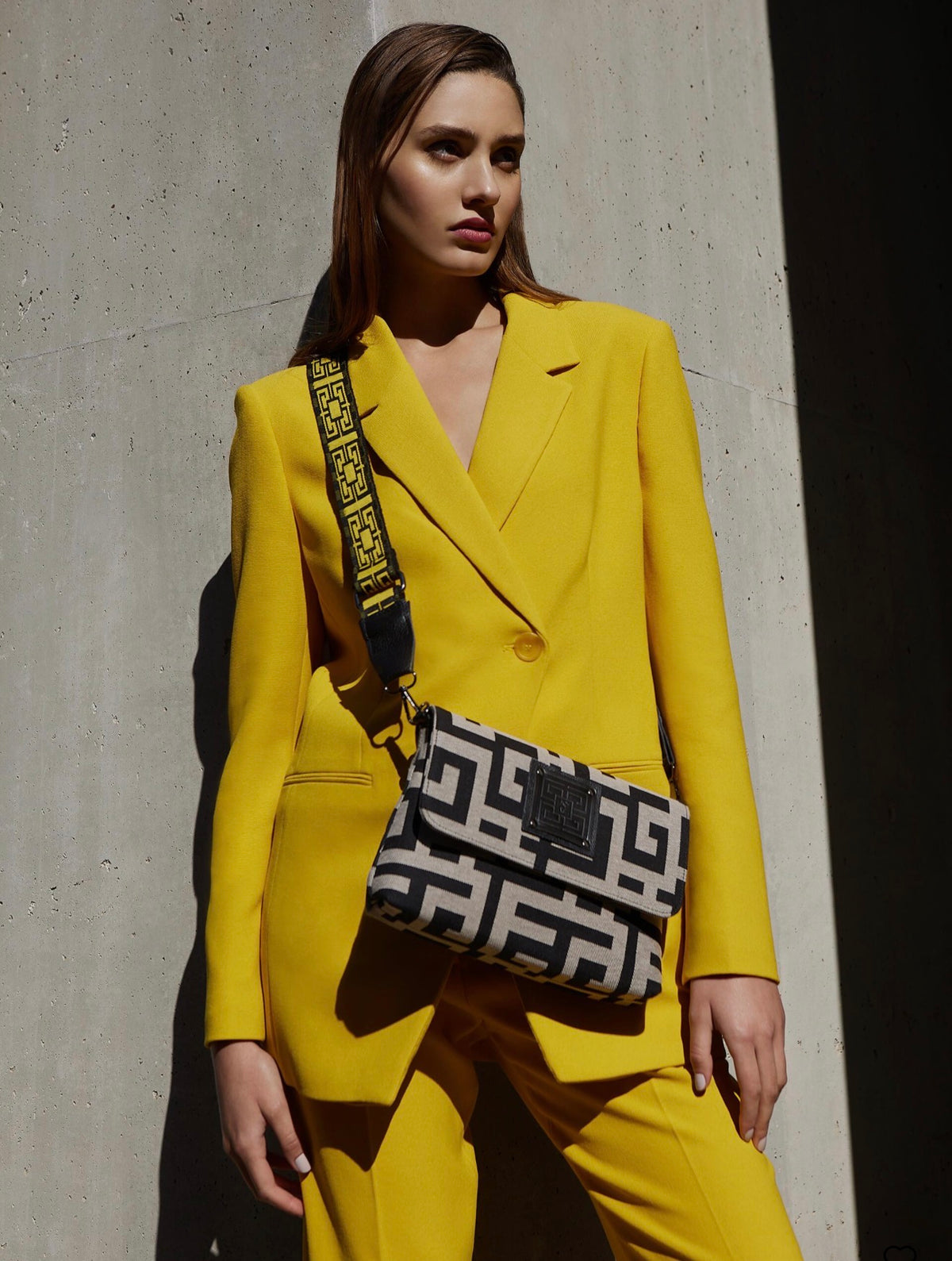 Ames VELOS BAG BEIGE BLACK front.jpg