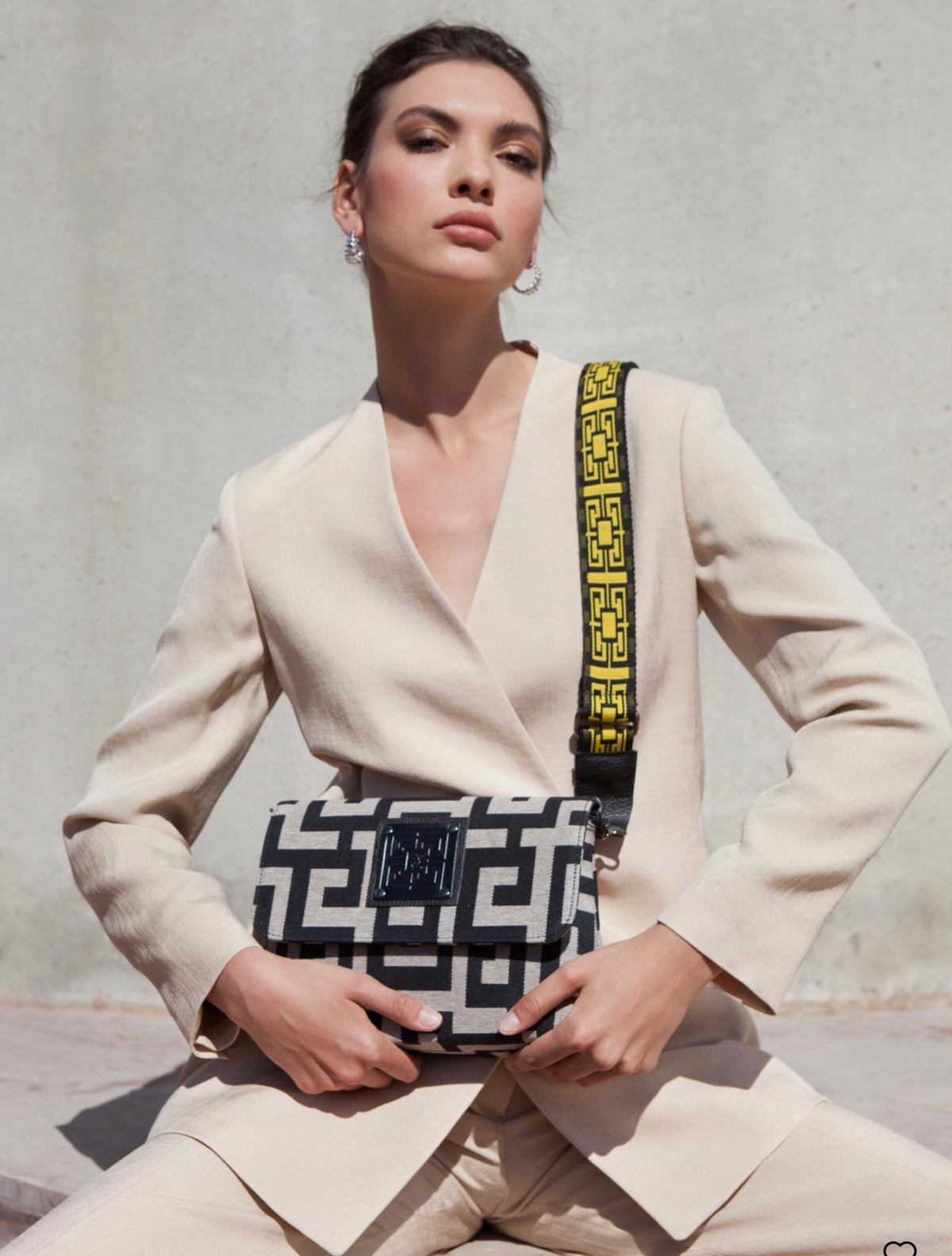 Ames VELOS BAG BEIGE BLACK front lifestyle.jpg