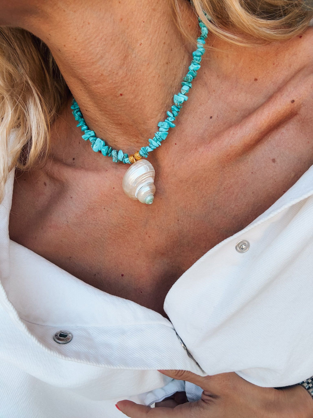Turquoise chips choker with white large shell charm