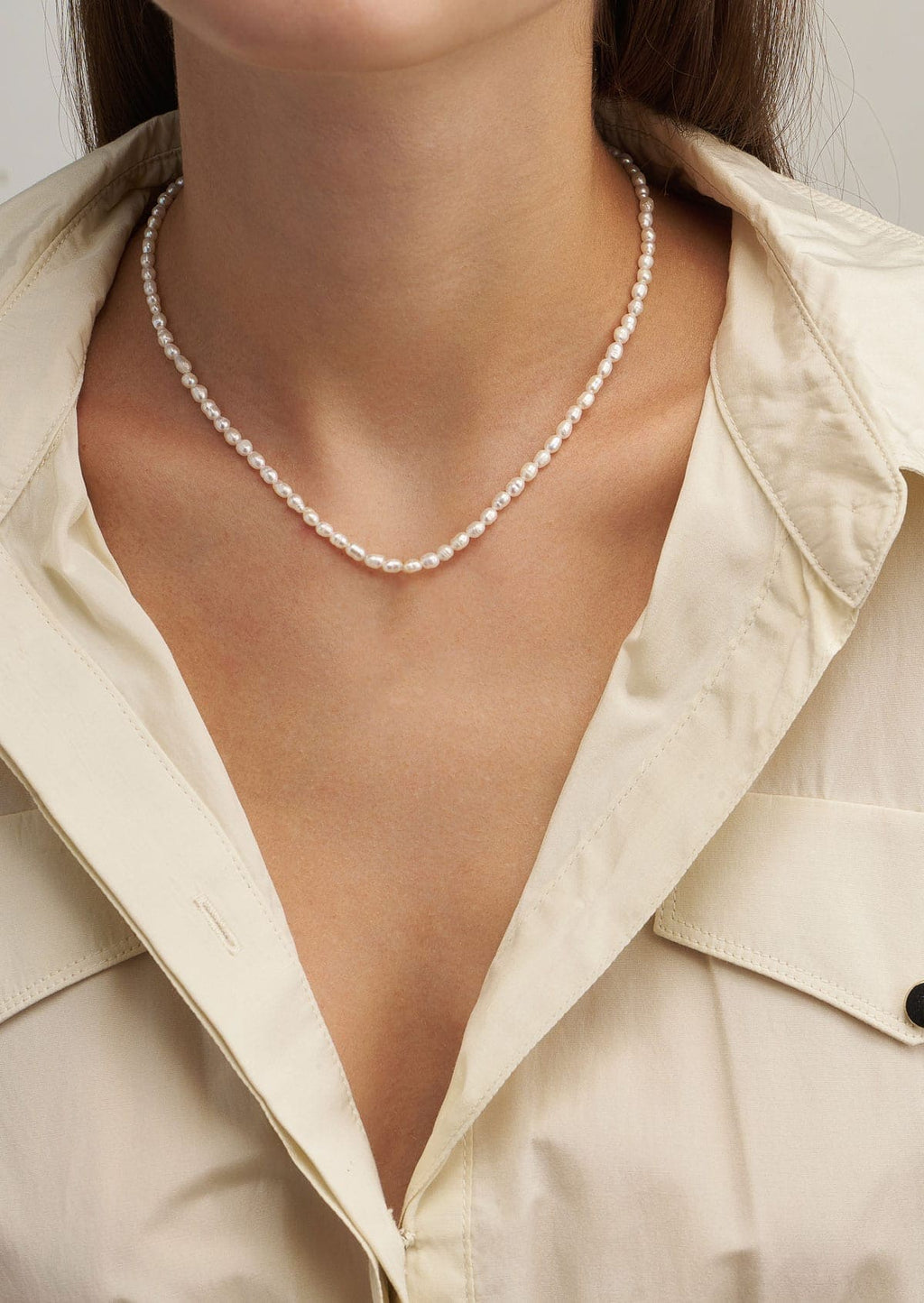 Hermina OVAL PEARL NECKLACE lifestyle 3.jpg